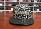 التطريز الأبيض 3D مخصص للجنسين 6 لوحات بو الجلود شقة حافة القبعات الرياضة شارع الحضرية كاب