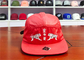 قبعة حمراء قماشية ذات حواف مسطحة 5 ألواح