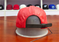 قبعة حمراء قماشية ذات حواف مسطحة 5 ألواح
