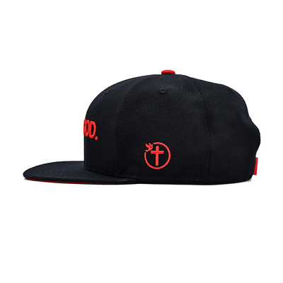 قبعة Snapback في أحجام قابلة للتعديل مع شعار طريز ثلاثي الأبعاد وطباعة شريط داخلي