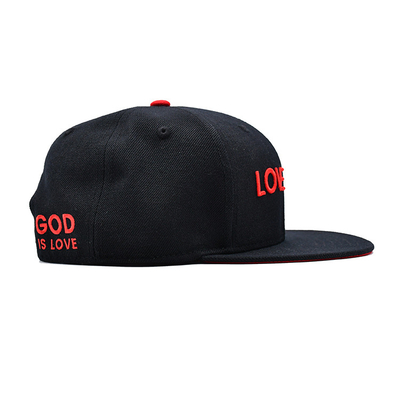 قبعة Snapback في أحجام قابلة للتعديل مع شعار طريز ثلاثي الأبعاد وطباعة شريط داخلي
