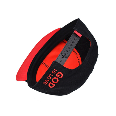 قبعة Snapback في أحجام قابلة للتعديل مع شعار طريز ثلاثي الأبعاد وطباعة شريط داخلي