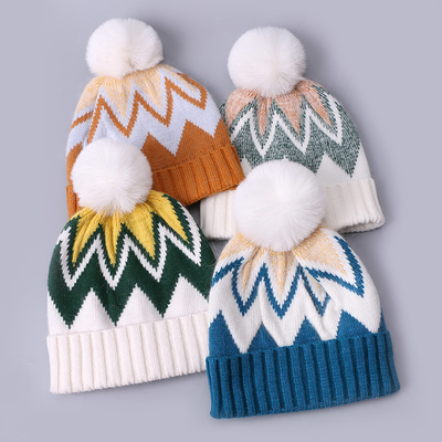 كعوب مطرزة حسب الطلب كعوب شتوية محفوفة بالخطوط ذات أنماط دافئة ناعمة Pompom Puff Print Manufacturer